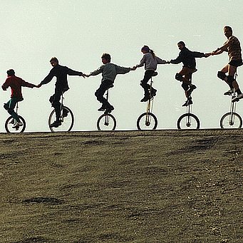Menschen fahren auf Einrädern über das Tempelhofer Feld