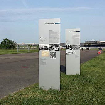 Infostelen des Geschichtspfads auf dem Tempelhofer Feld