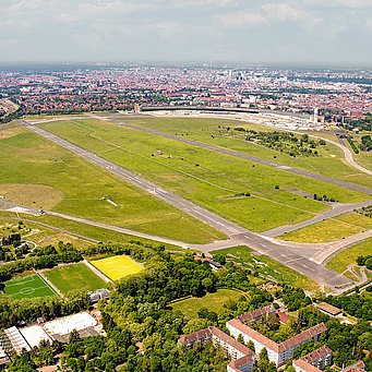 Luftaufnahme des Tempelhofer Felds in Berlin